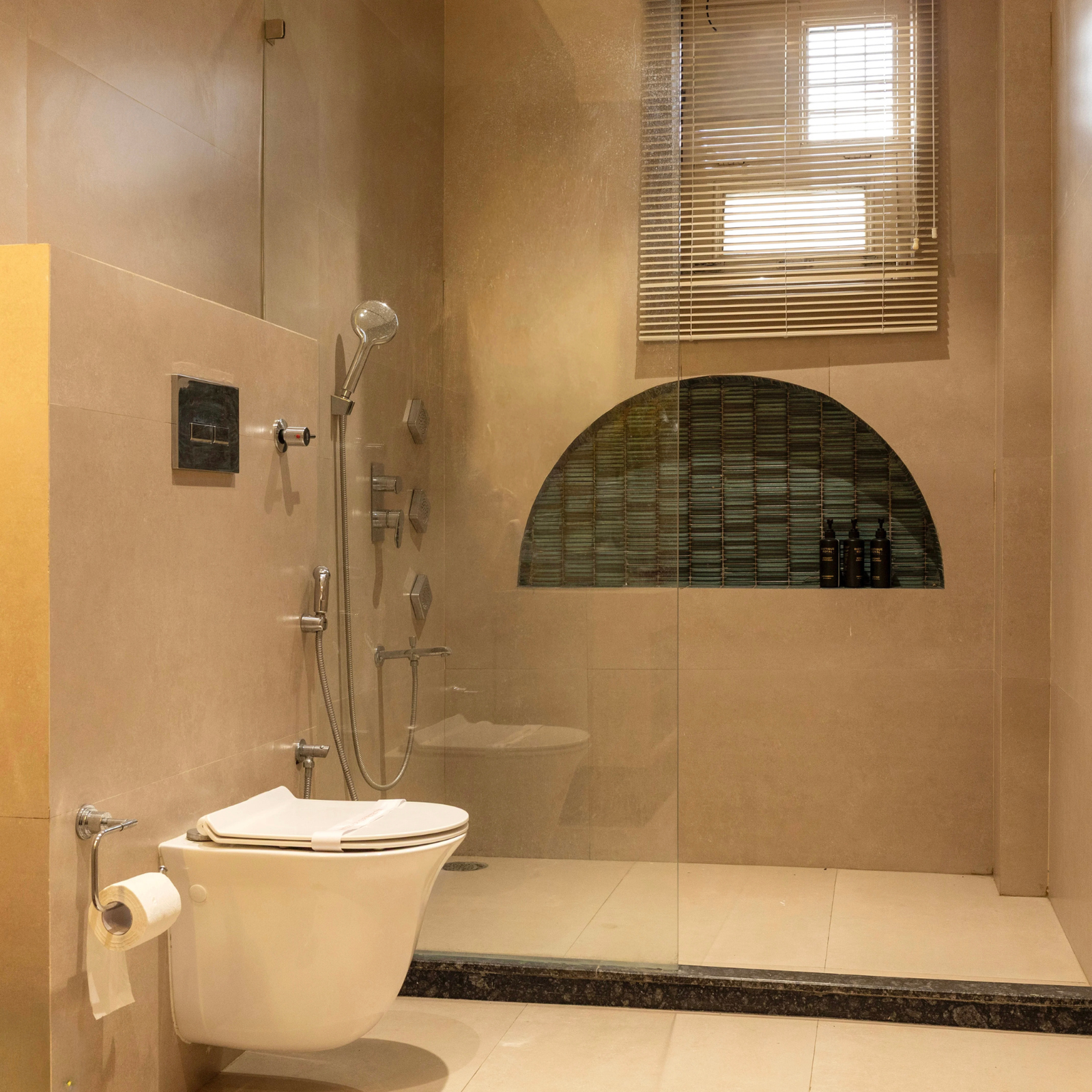 Full Bathroom Image 1